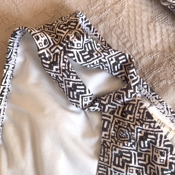 2/$30❤️- Black & white patterned bikini - Picture 4 of 5